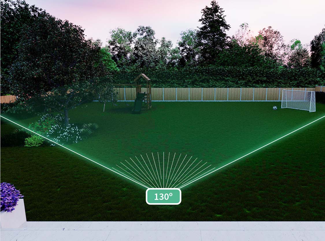  Eine Weitwinkelansicht eines Gartens zeigt den 130-Grad-Betrachtungswinkel einer Arlo Essential 2K XL Outdoor