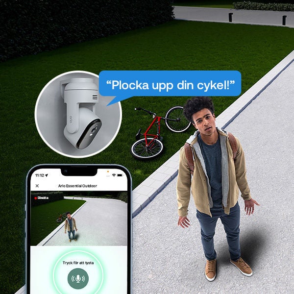 En mobiltelefon visar en bild av en pojke utanför sitt hus med tvåvägsljud från en säkerhetskamera som ber honom att hämta sin cykel från gräset.