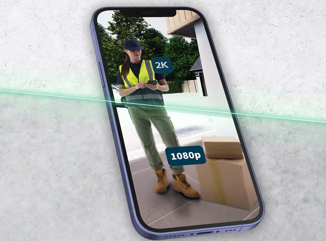Mobiltelefonens skærmbillede viser et tydeligt high definition-billede af en leveringsperson ved hoveddøren