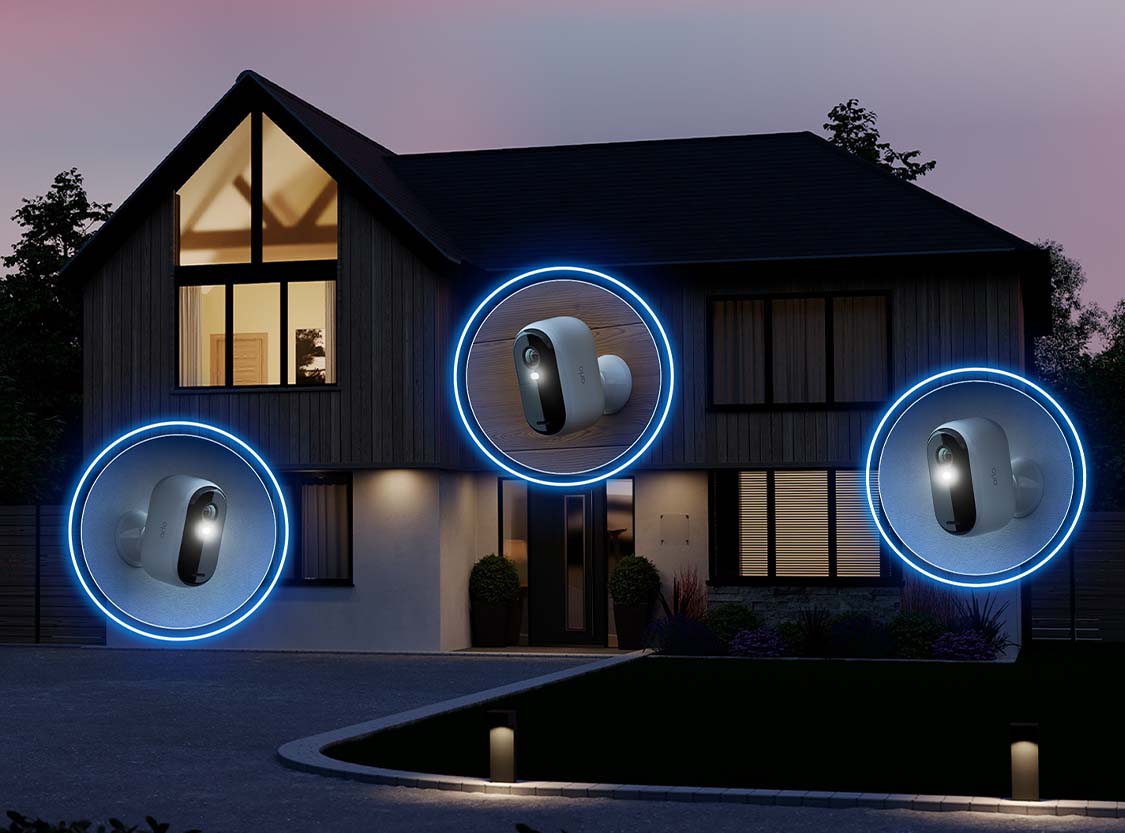 Et hus om natten med 3 arlo-kameraer sat op for ekstra beskyttelse