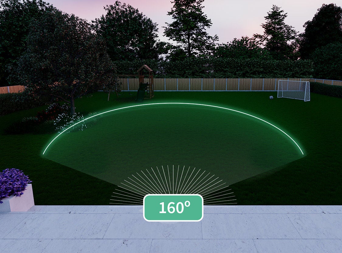  Il giardino di una casa con un effetto che mostra il campo visivo di 160° della telecamera di sicurezza