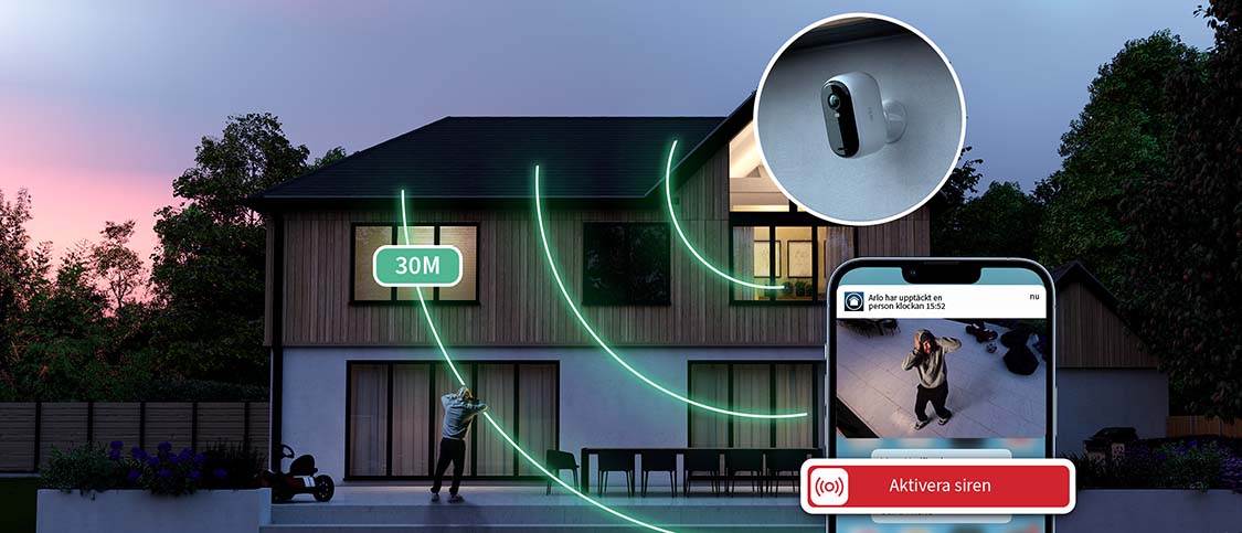 En potentiell inkräktare ses på en mobilskärmsbild utanför ett hus på natten efter att ha satt igång en kraftfull siren från en Arlo-kamera