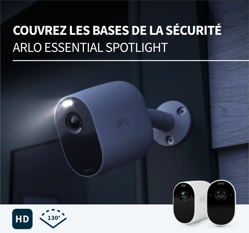 Une vue nocturne d'une caméra de projecteurs ARLO Essential attachée à une porte à l'extérieur avec les projecteurs brillant. Vos titre de base de la sécurité. Des images d'angle HD et 130 degrés sont affichées.