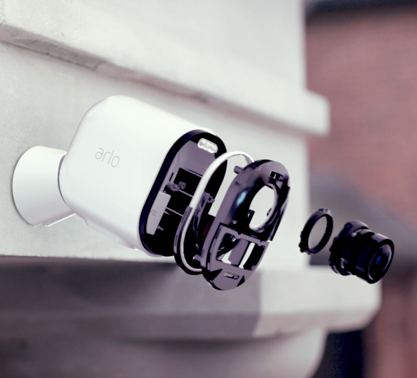 Une caméra de sécurité Arlo contre un mur avec la vue des composants et différentes couches techniques de la caméra