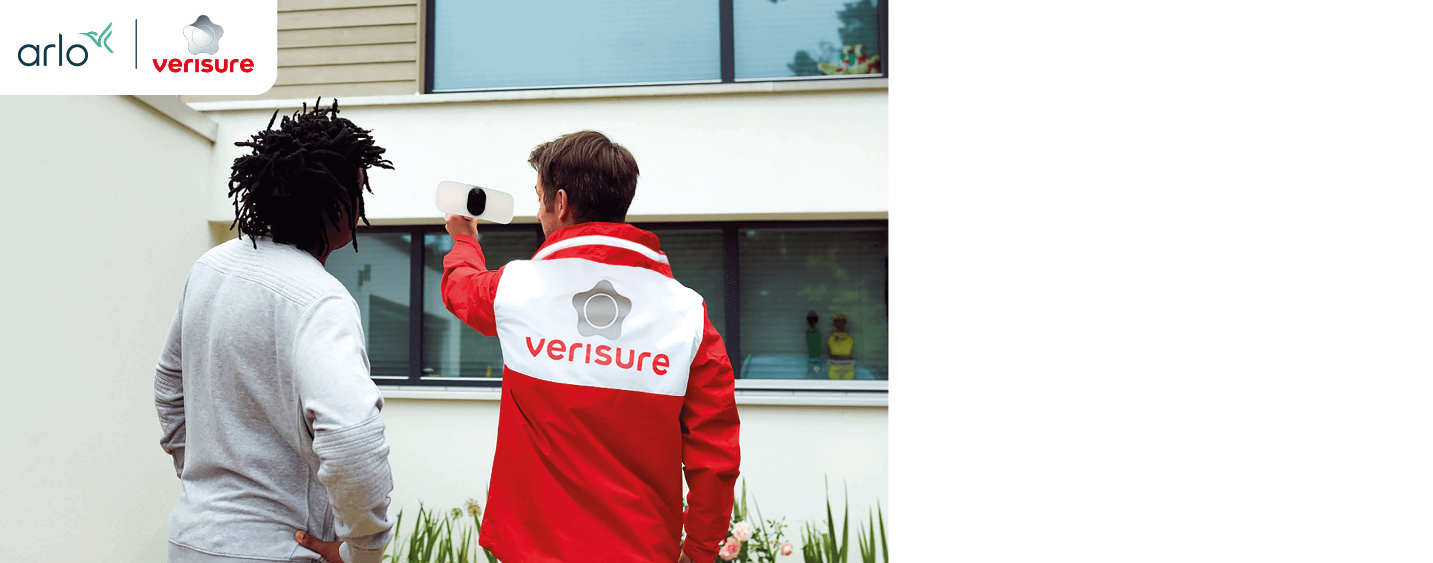 Un installateur Verisure présente la caméra de sécurité avec projecteur intégré Arlo Floodlight a un client devant sa maison