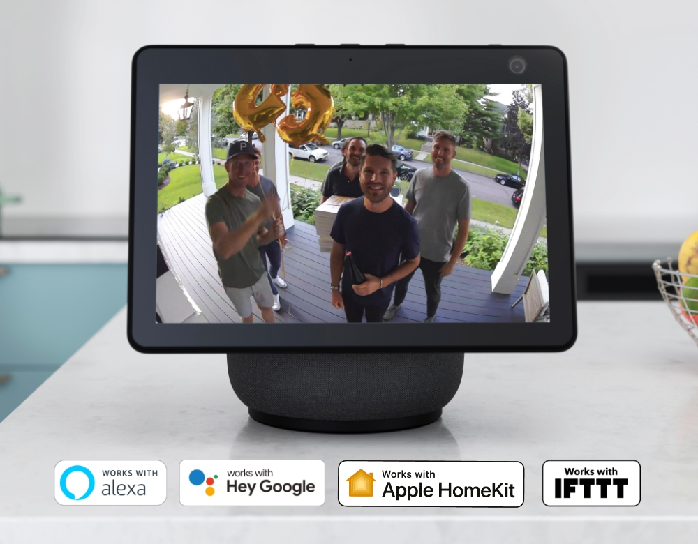 En Arlo-säkerhetskamera som är ansluten till en Google Smart Home Assistant för att visa video från kameran.