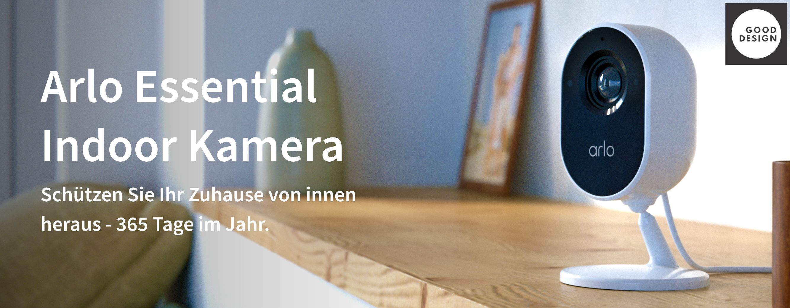 Eine ARLO Essentielle Überwachungskamera in einem Regal in einem Wohnzimmer, Good Design Award