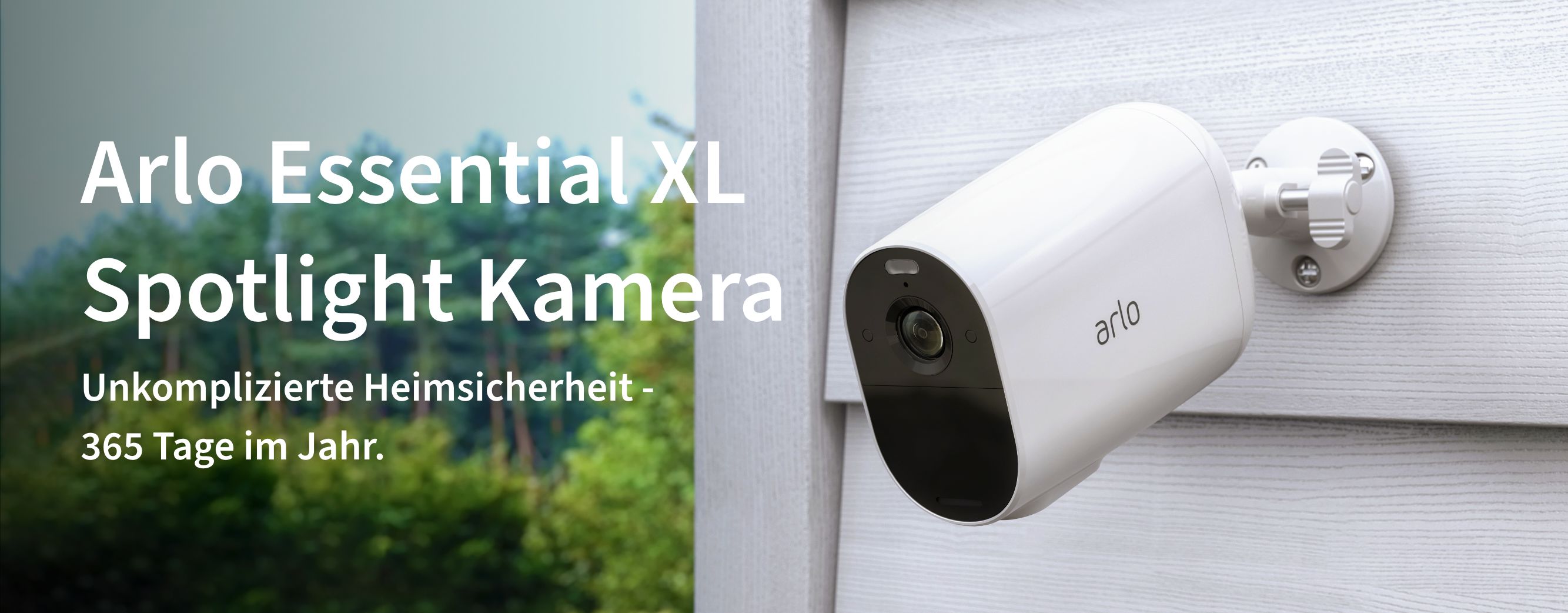 Eine ARLO Essential XL -Überwachungskamera draußen auf einem Zaun gibt Ihnen eine einfache Sicherheit zu Hause