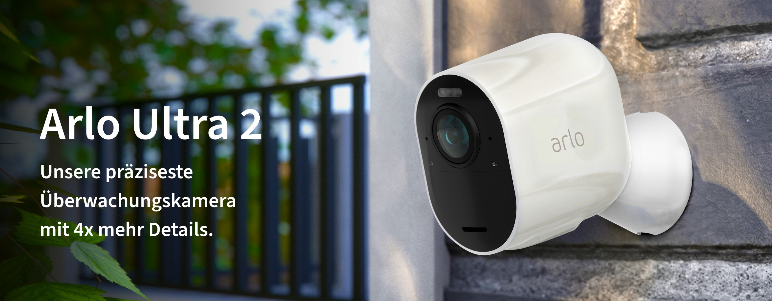 Weiße Arlo Ultra 2 -Kamera an einer Wand draußen, Arlo's fortschrittlichste Überwachungskamera