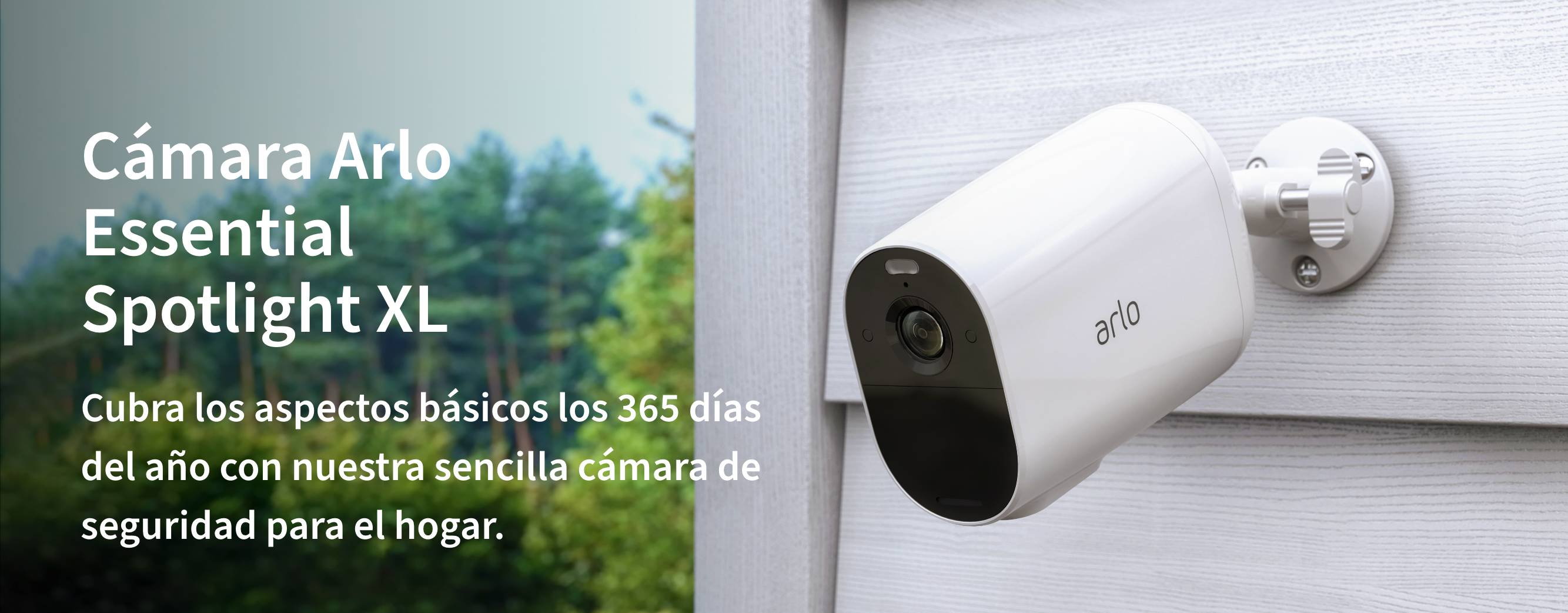 Una cámara de seguridad XL esencial de Arlo afuera en una cerca, le brinda seguridad en el hogar sencilla