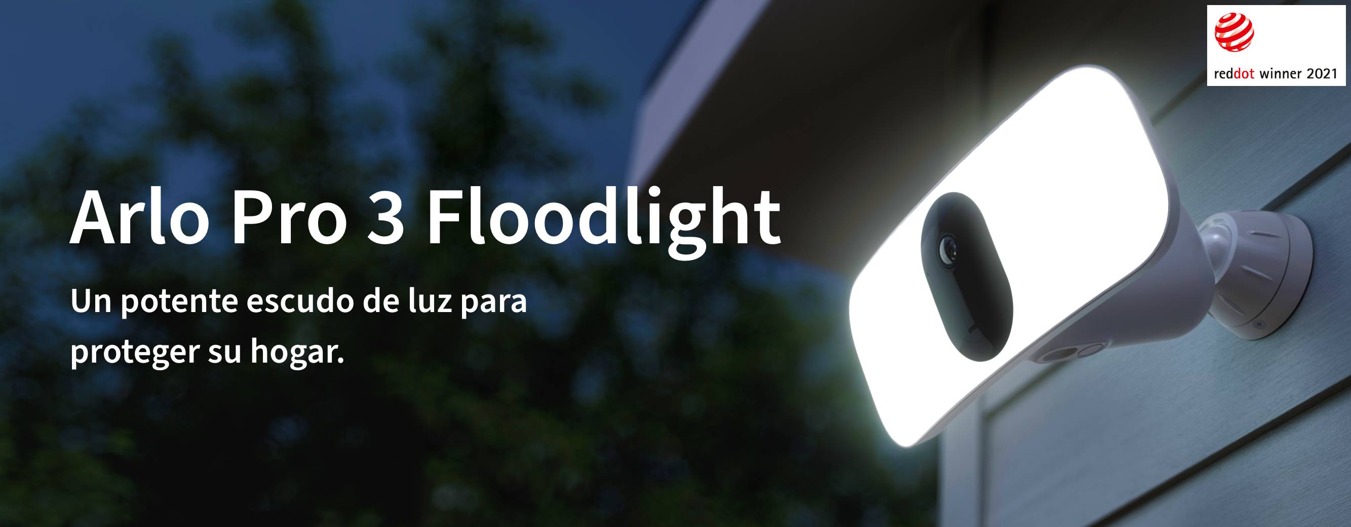 Un técnico de Verisure presenta la cámara de seguridad Arlo Pro 3 Floodlight