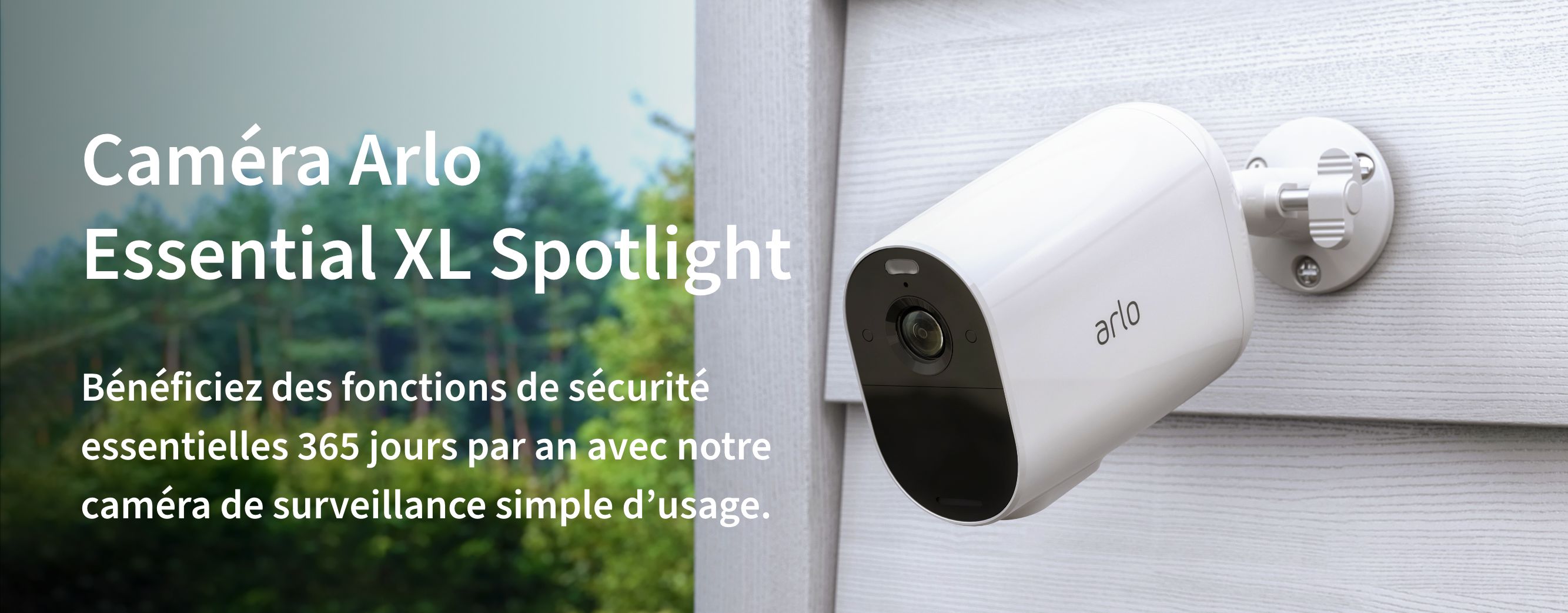 Une caméra de sécurité ARLO Essential XL à l'extérieur sur une clôture, vous offre une sécurité à domicile simple
