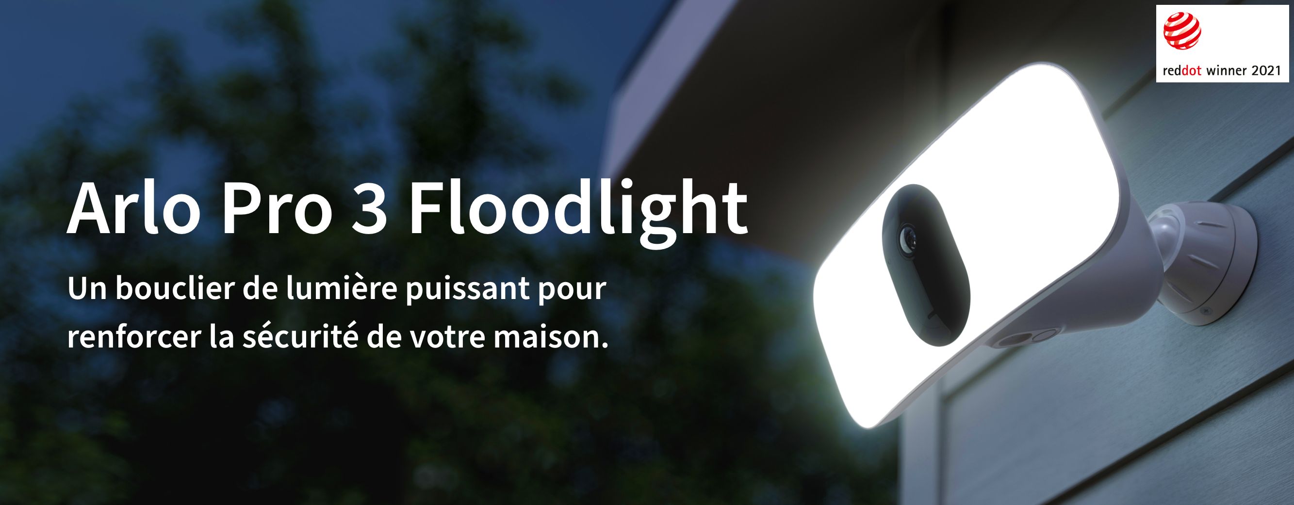 Une caméra de sécurité en lumière de l'inondation Arlo Pro 3 attachée à un mur à l'extérieur brille un puissant bouclier de lumière la nuit - Reddot Winner 2021