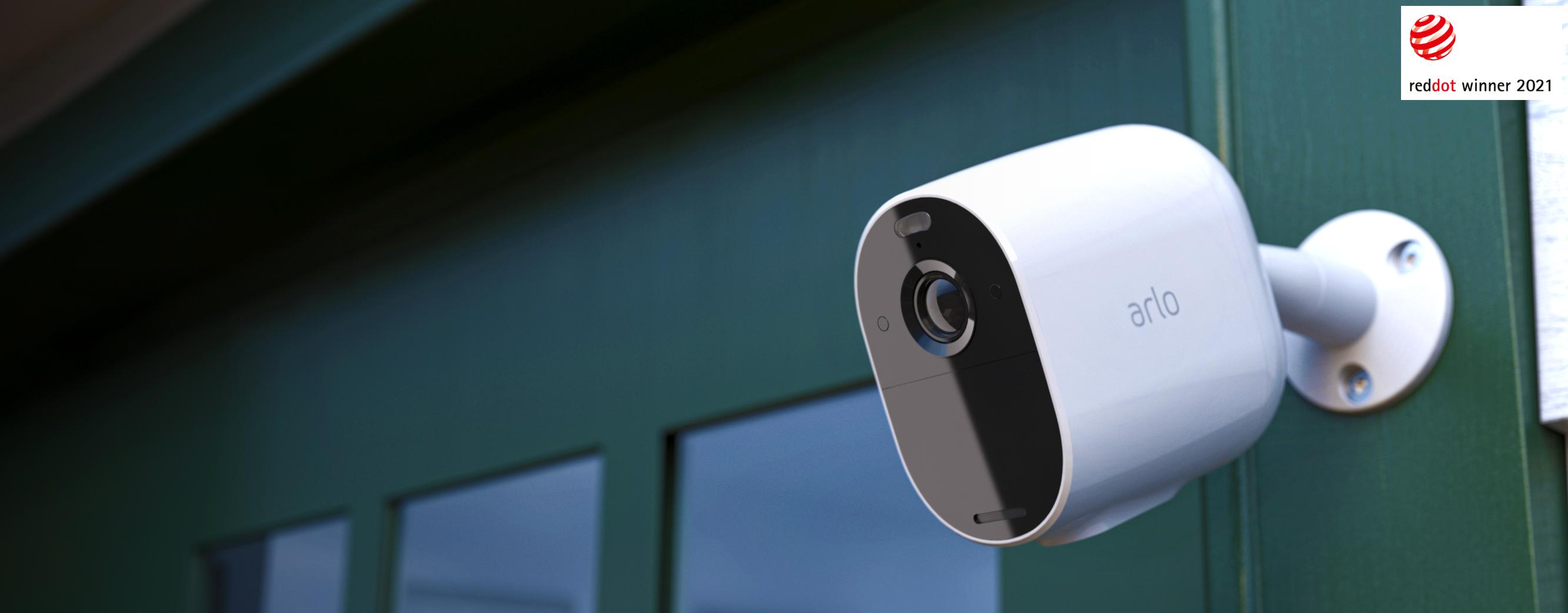 Arlo Ultra väggmonterad övervakningskamera som filmar i mörker med sin inbyggda spotlight.