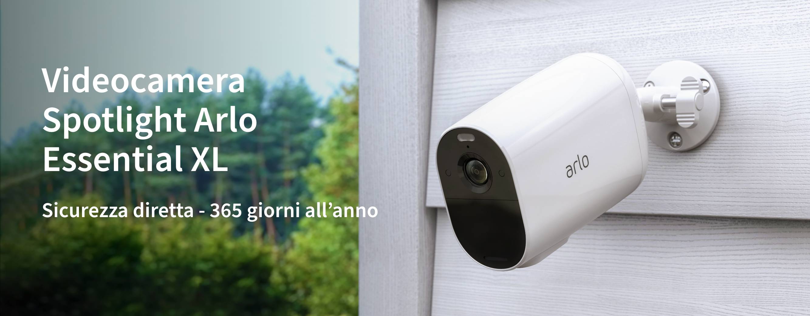 Una videocamera di sicurezza Arlo Essential XL all'esterno su una recinzione ti offre una sicurezza domestica semplice