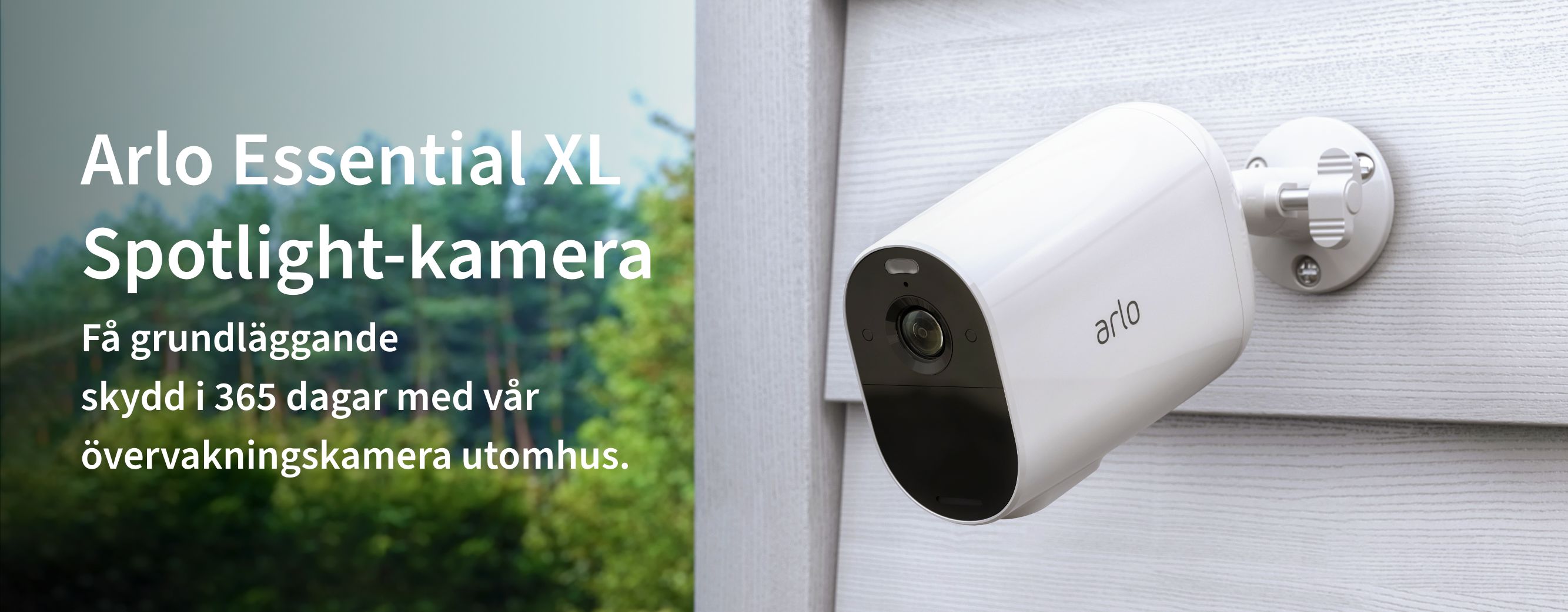 En Arlo Essential XL-säkerhetskamera utanför på ett staket ger dig enkel hemsäkerhet