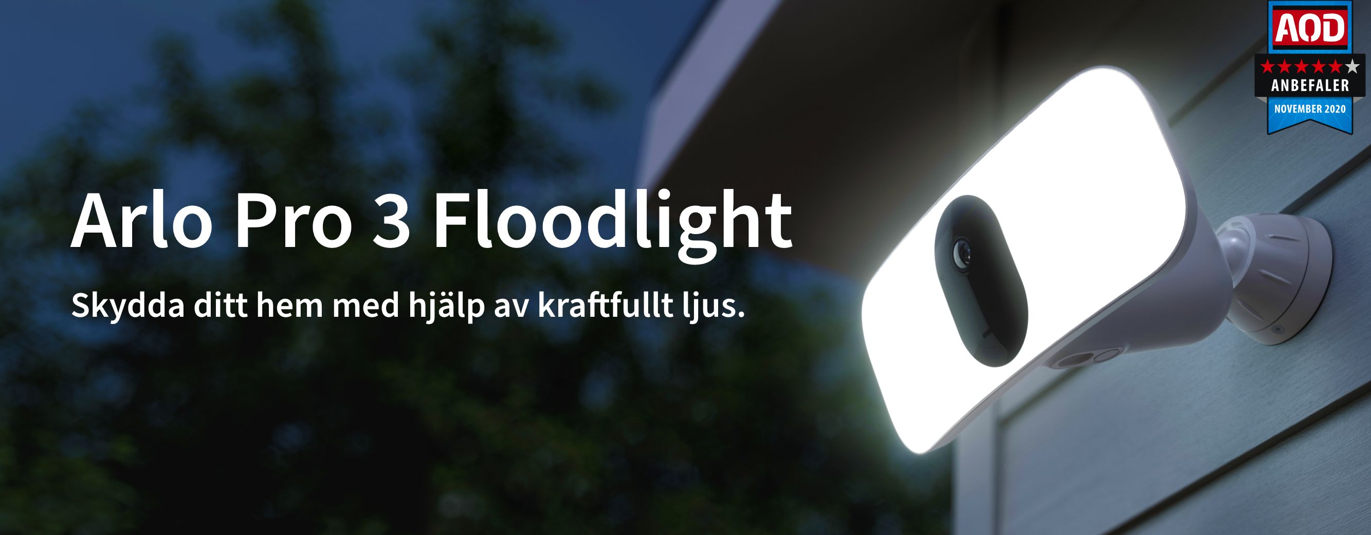 En Arlo Pro 3 Floodlight-säkerhetskamera fäst på en vägg utanför lyser en kraftfull sköld av ljus på natten - vinnare av AOD-priset
