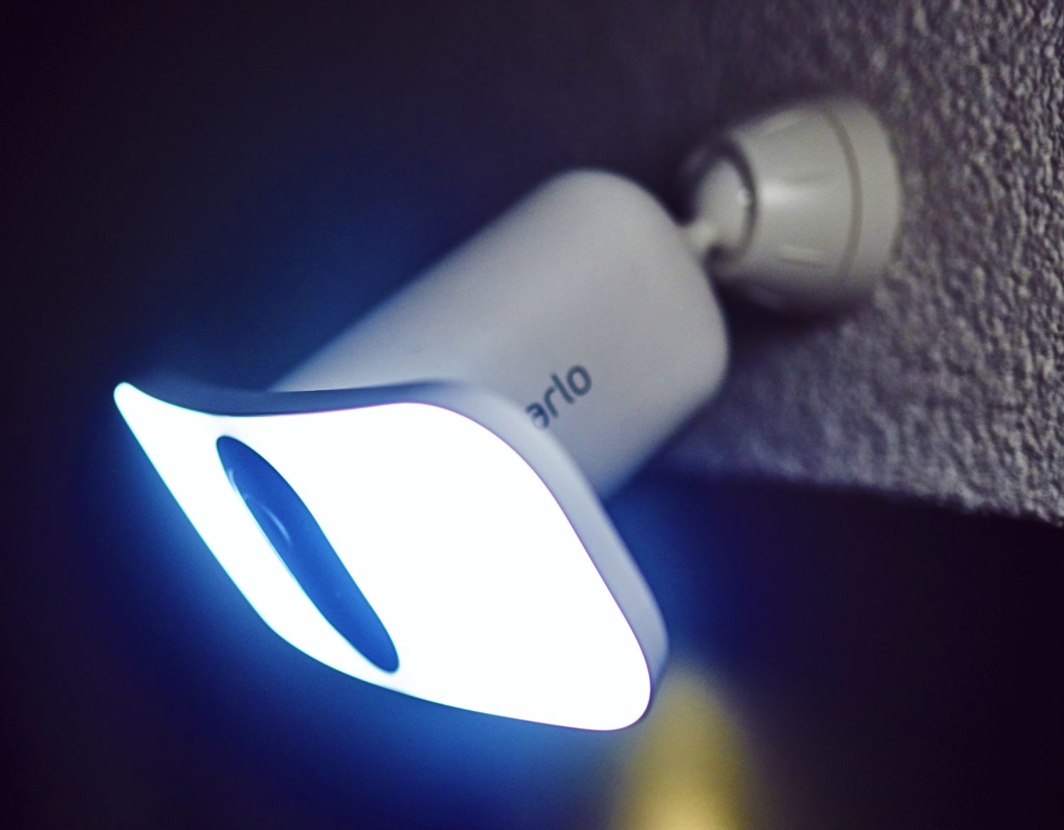 Una cámara Arlo Floodlight ilumina su propiedad con 3000 luz de luz que es más brillante que un faro de automóvil