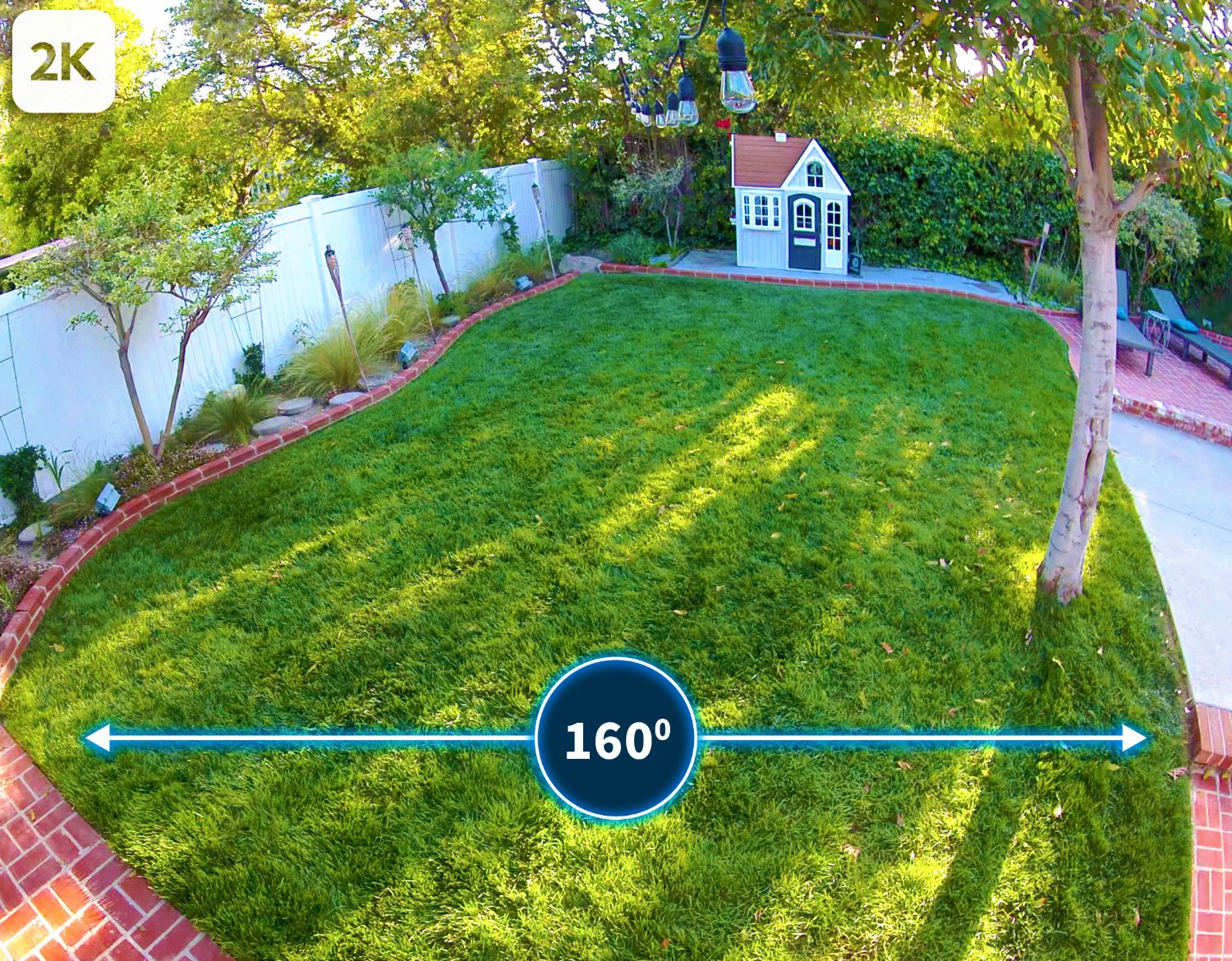 Eine Luftansicht, die einen breiten 160 -Grad -Blick auf einen Garten zeigt