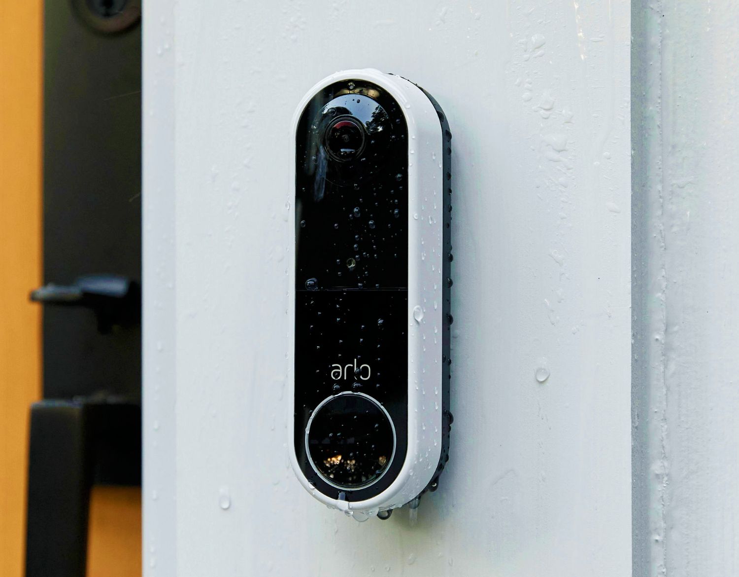 Una puerta de video de Arlo sin alambre en una puerta principal, diseñada para soportar el calor, el frío, la lluvia o el sol.