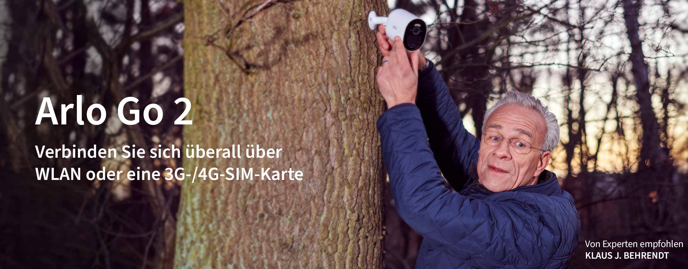 Klaus J. Behrendt, Schauspieler und TV-Kommissar, installiert die neue Sicherheitskamera Arlo Go 2 an einem Baum in seinem Garten