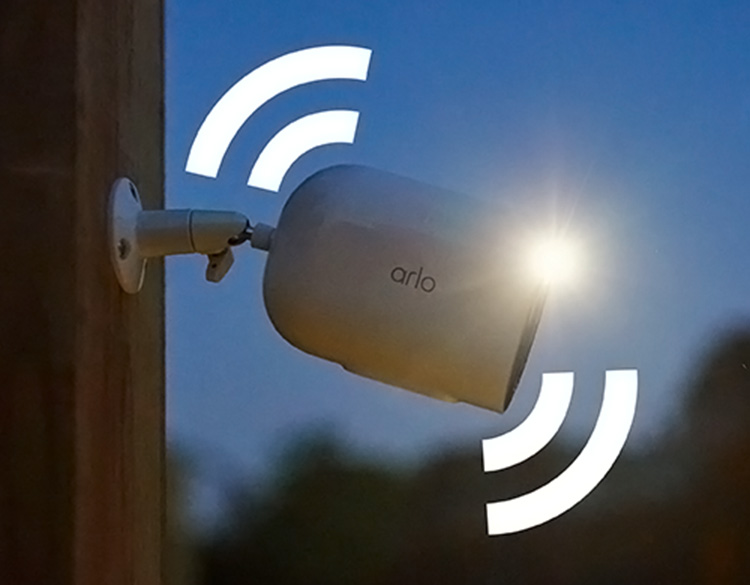 De Arlo Go 2 beveiligingscamera tegen een muur met een effect dat de ingebouwde sirene toont