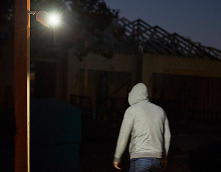 Kamera bezpieczeństwa Arlo Go 2 filmuje osobę w nocy dzięki reflektorowi, który zapewnia dobrą widoczność w nocy