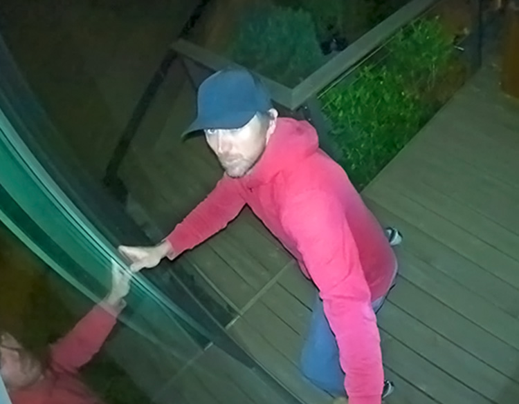 En person forsøker å bryte seg inn i et hus om natten som fanges opp av Arlo Ultra 2 XL sikkerhetskamera
