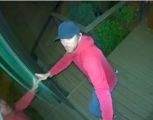 Une personne tente d’entrer sur effraction dans une maison pendant la nuit qui est filmé par la caméra de sécurité Arlo Ultra 2 XL