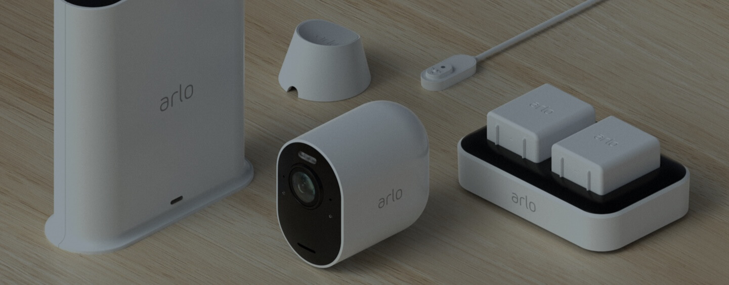 La caméra de sécurité Arlo Ultra 2 avec les accessoires pour caméra disponible: la SmartHub, le double chargeur de batterie, les câble magnétique de chargement et l’adaptateur de plafond.