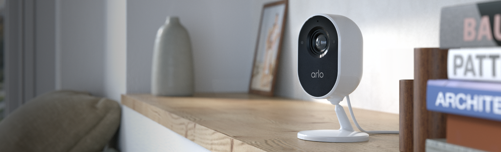 Kamera bezpieczeństwa Arlo Essential Indoor instalowana wewnątrz domu w celu zapewnienia stałej ochrony wewnątrz pomieszczeń. 