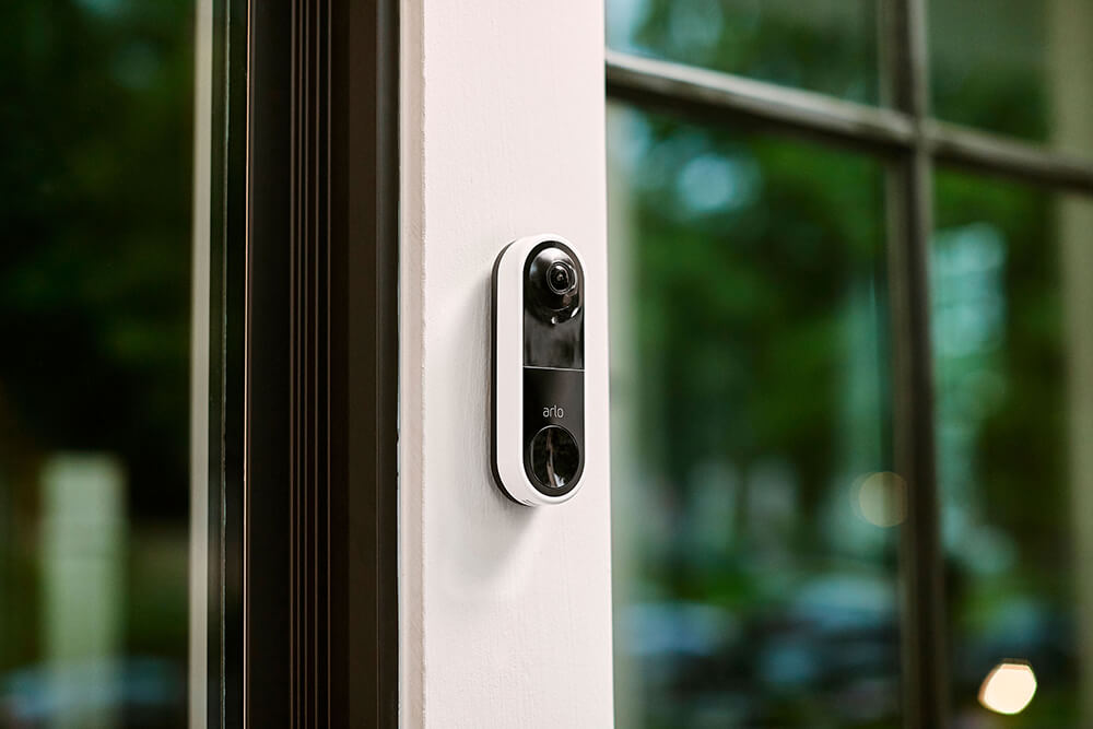 Anslut till ditt befintliga dörrklockskablage. Arlo Video Doorbell kräver en spänning på 16–24 V växelström för att fungera.
