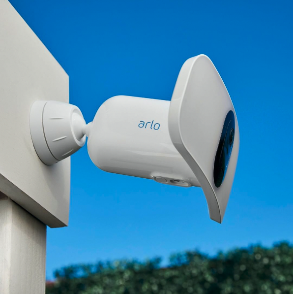 La caméra de sécurité avec projecteur Arlo Floodlight avec un lien sur la publicaiton Instagram décrivant cette caméra