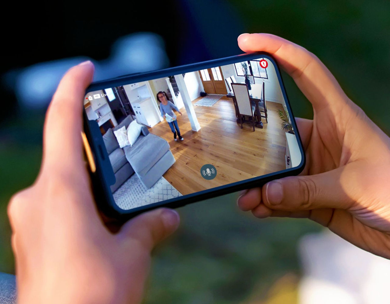 La vidéo de la caméra de sécurité intérieure vue sur un Smartphone avec la vue sur un enfant dans une maison