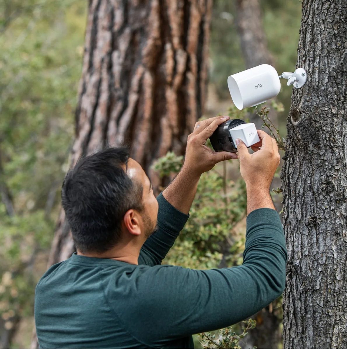  Lien sur une publication Instagram montrant un homme installant la caméra de sécurité Arlo Go 2 contre un arbre