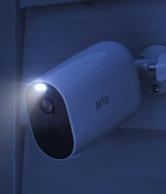weiß Arlo SmartHub und Essential Spotlight Überwachungskamera 1er Set Bundle