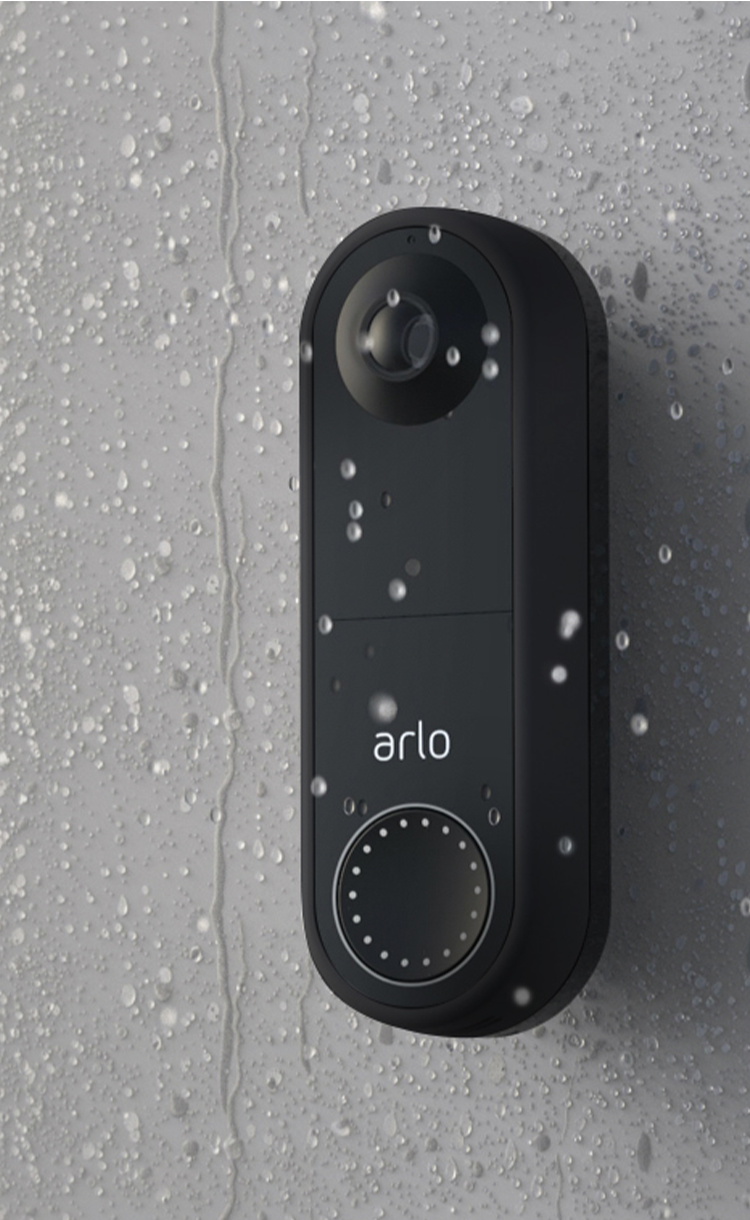 沾有水滴的 Arlo 無線視訊門鈴位於雨中戶外