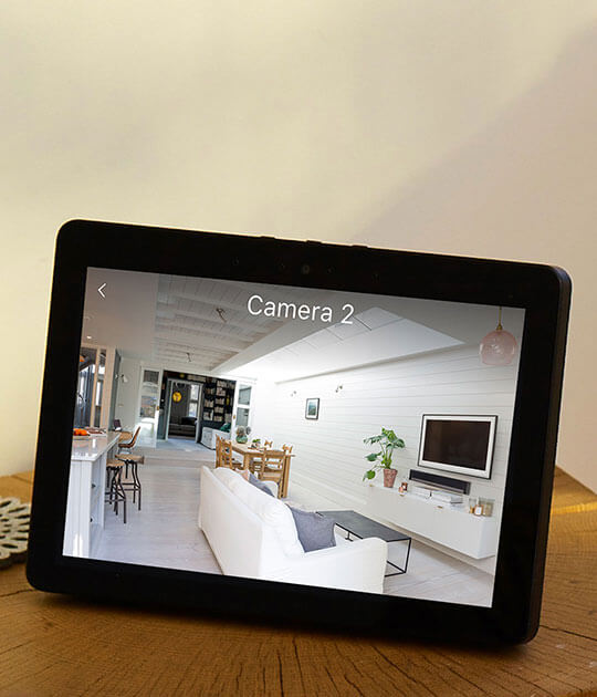 リビングルームを撮影するArlo屋内用カメラを表示しているAmazon Echo Show